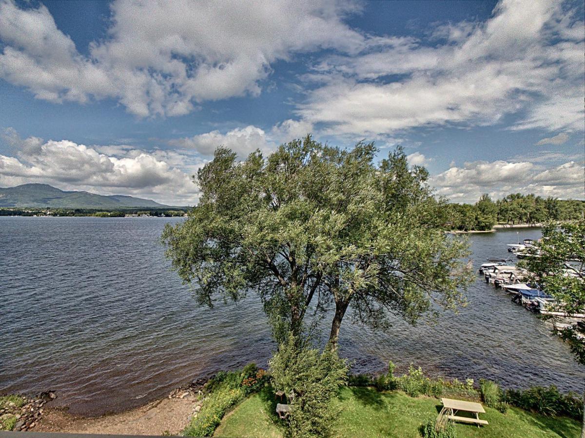Location Tourisme Estrie - Oberge Du Village Magog Exterior foto