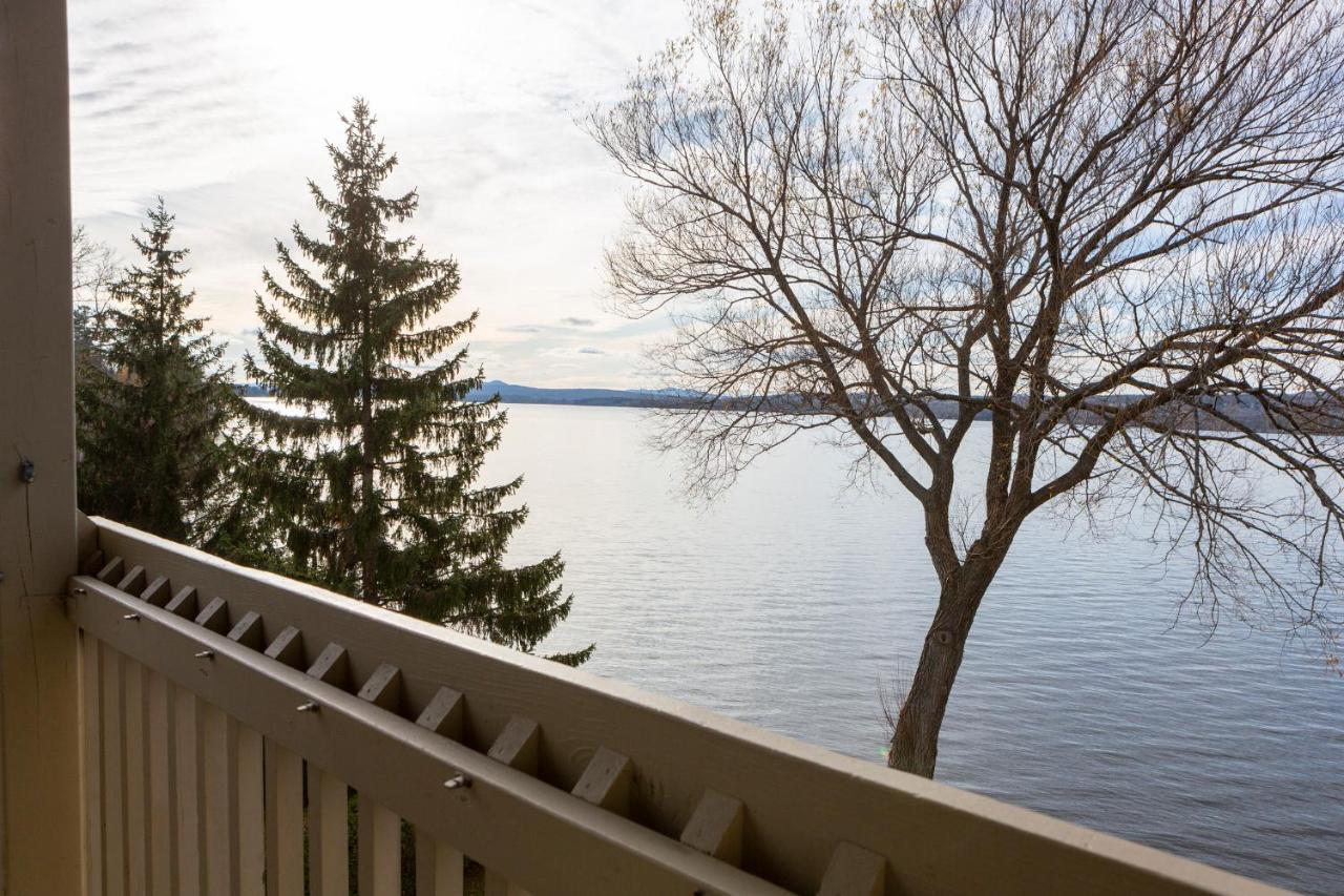 Location Tourisme Estrie - Oberge Du Village Magog Exterior foto
