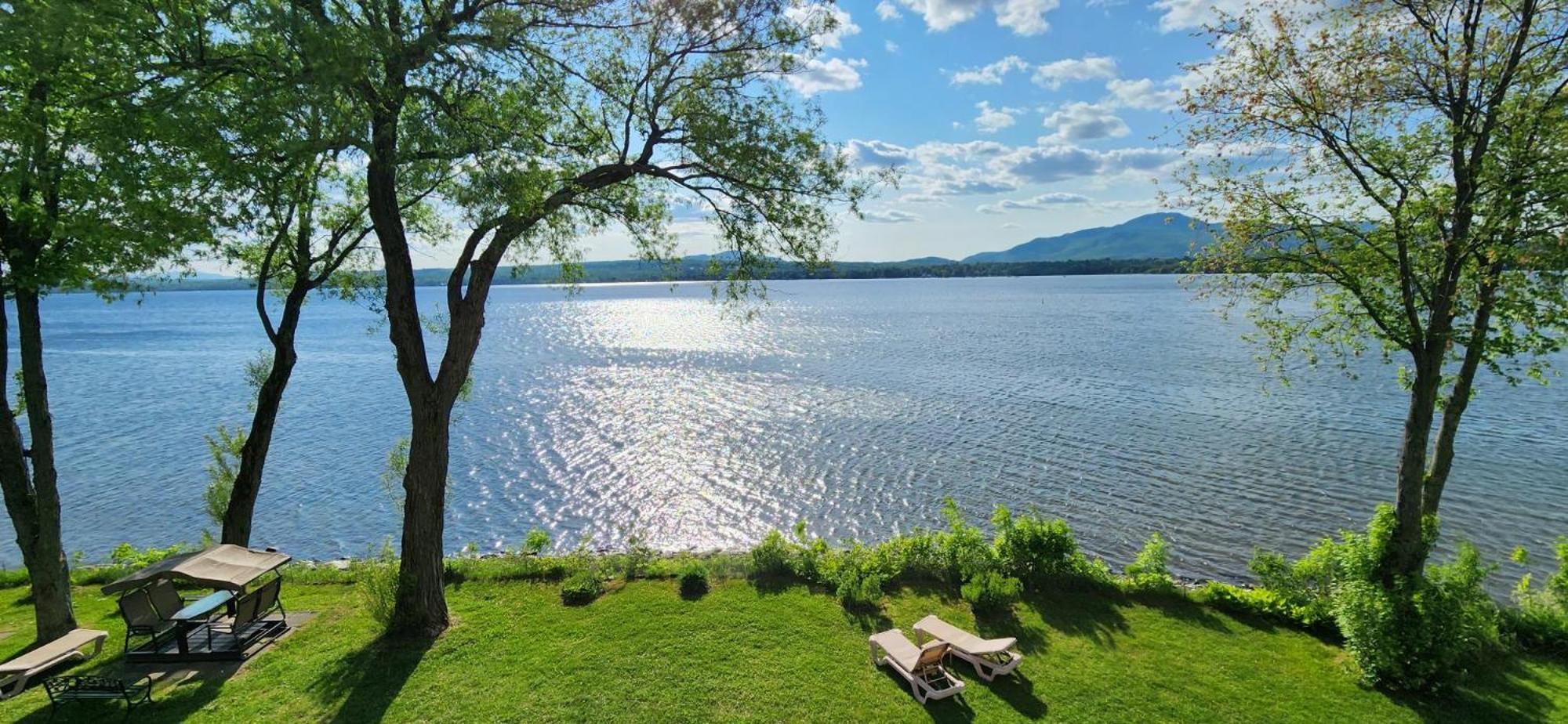 Location Tourisme Estrie - Oberge Du Village Magog Exterior foto