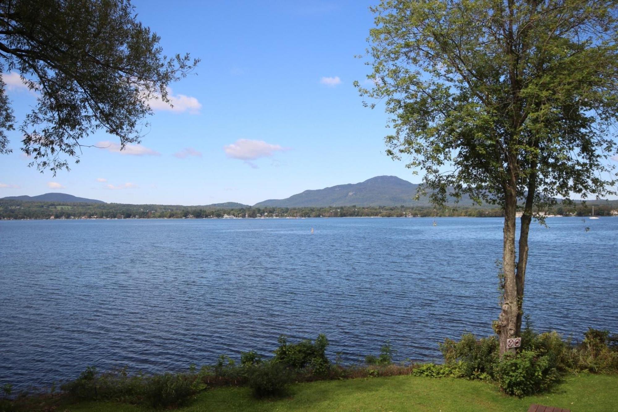 Location Tourisme Estrie - Oberge Du Village Magog Exterior foto