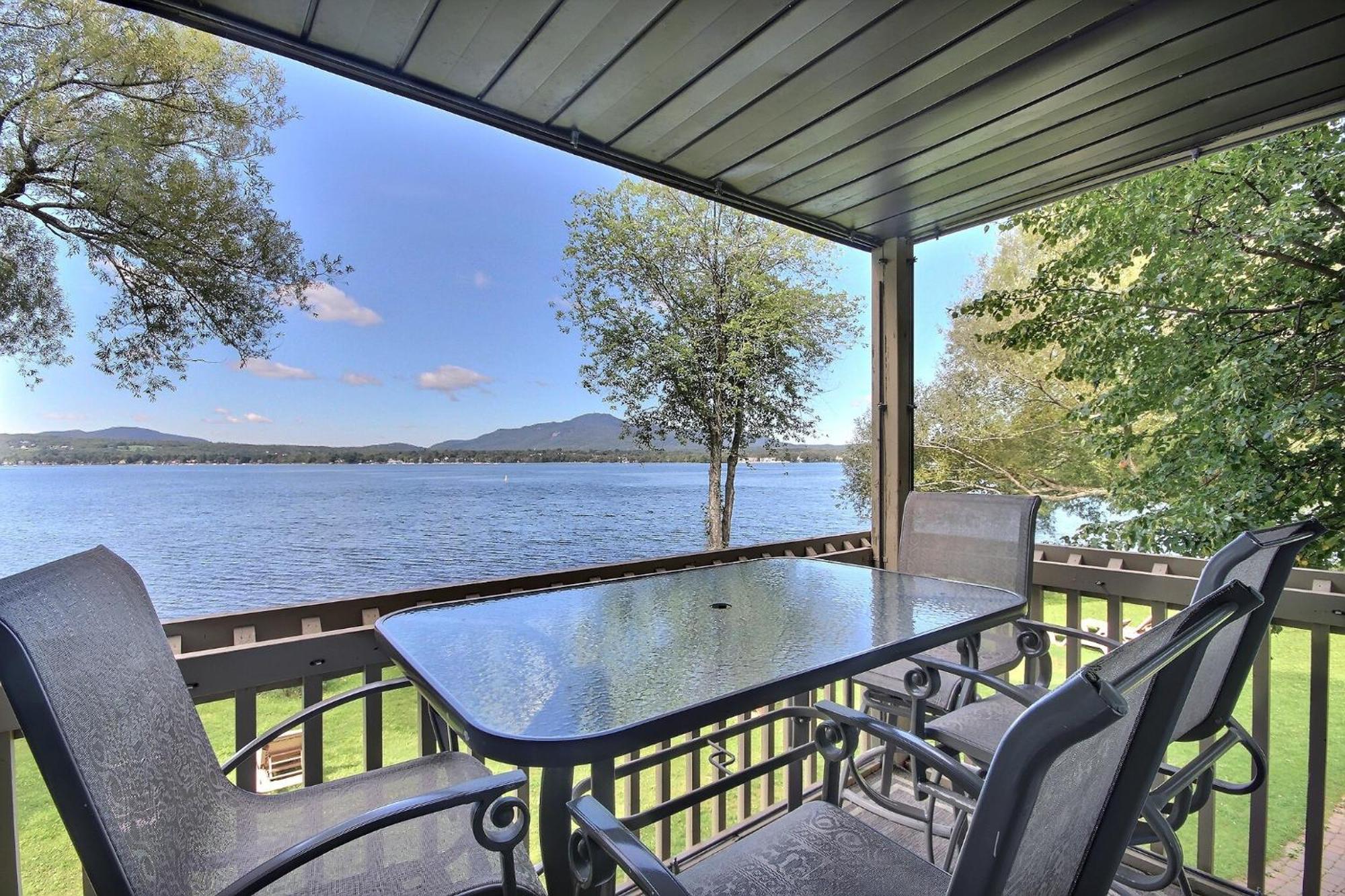 Location Tourisme Estrie - Oberge Du Village Magog Exterior foto
