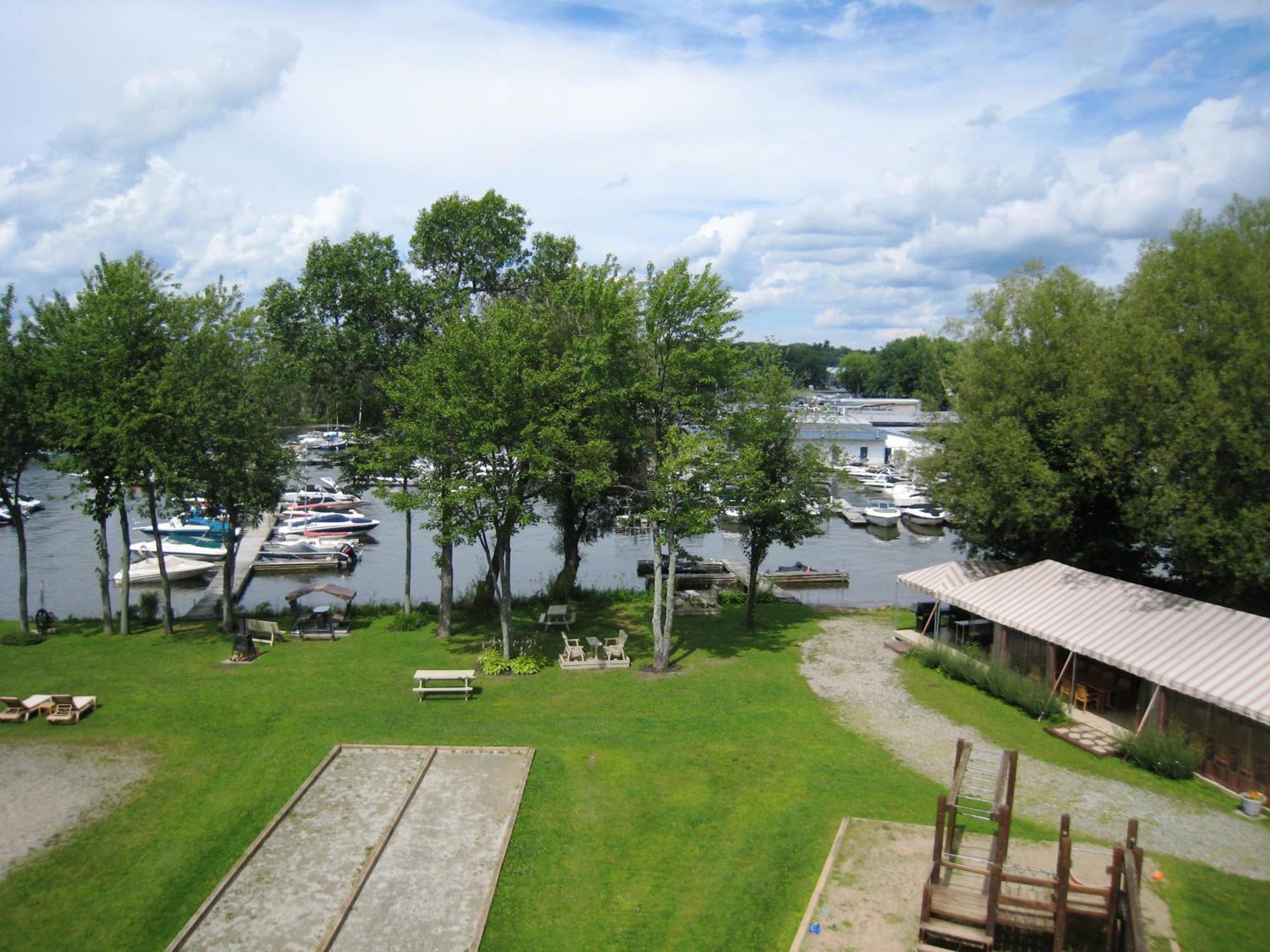 Location Tourisme Estrie - Oberge Du Village Magog Exterior foto